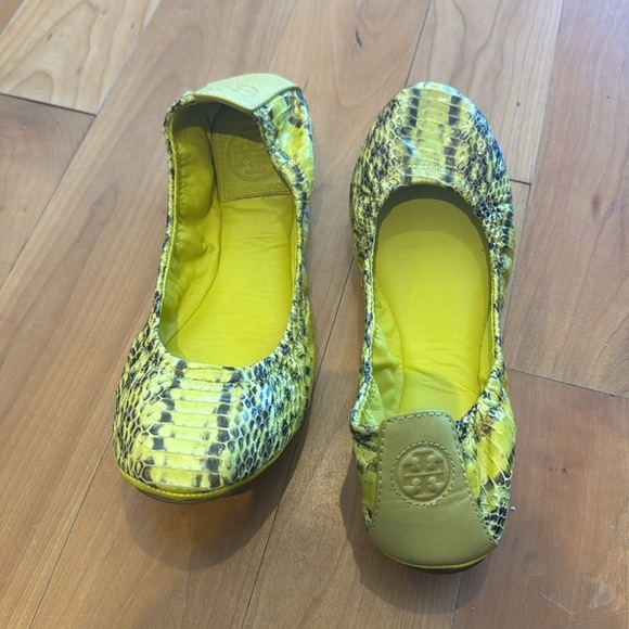 Tory Burch Snakeskin Embossed Ballet Flats Shoes Size 7 neon Yellow highlight - Picture 2 of 10